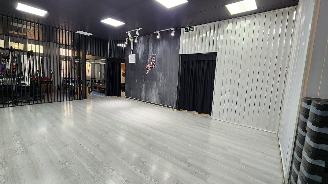 Doğal ışık alan geniş dans salonu