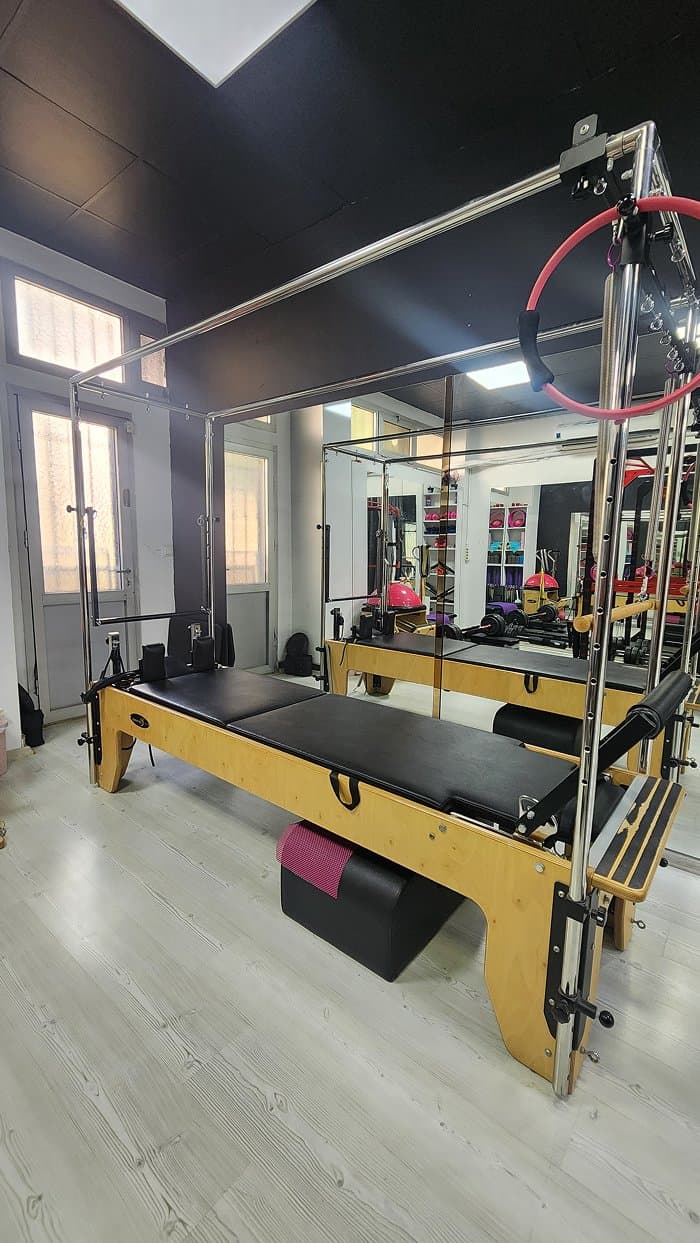Stüdyodaki reformer pilates ekipmanları