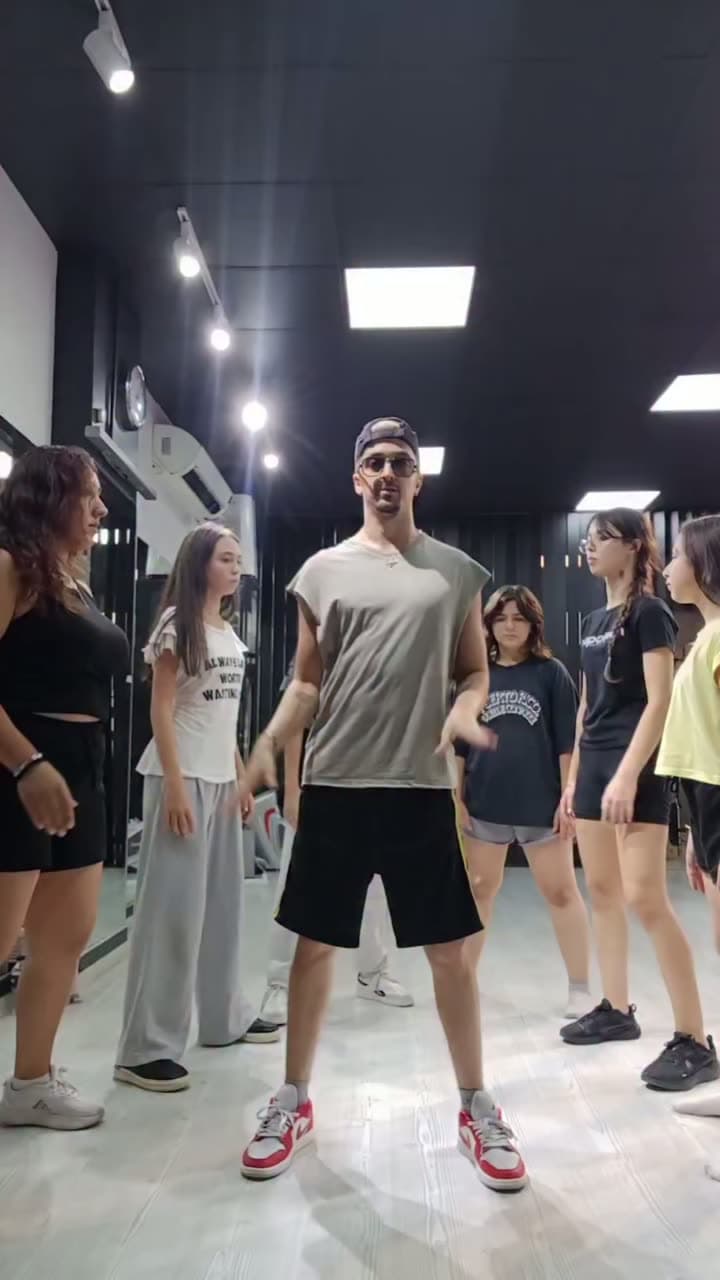 Dans stüdyosunda antrenörüyle koreografi çalışan karma dans grubu