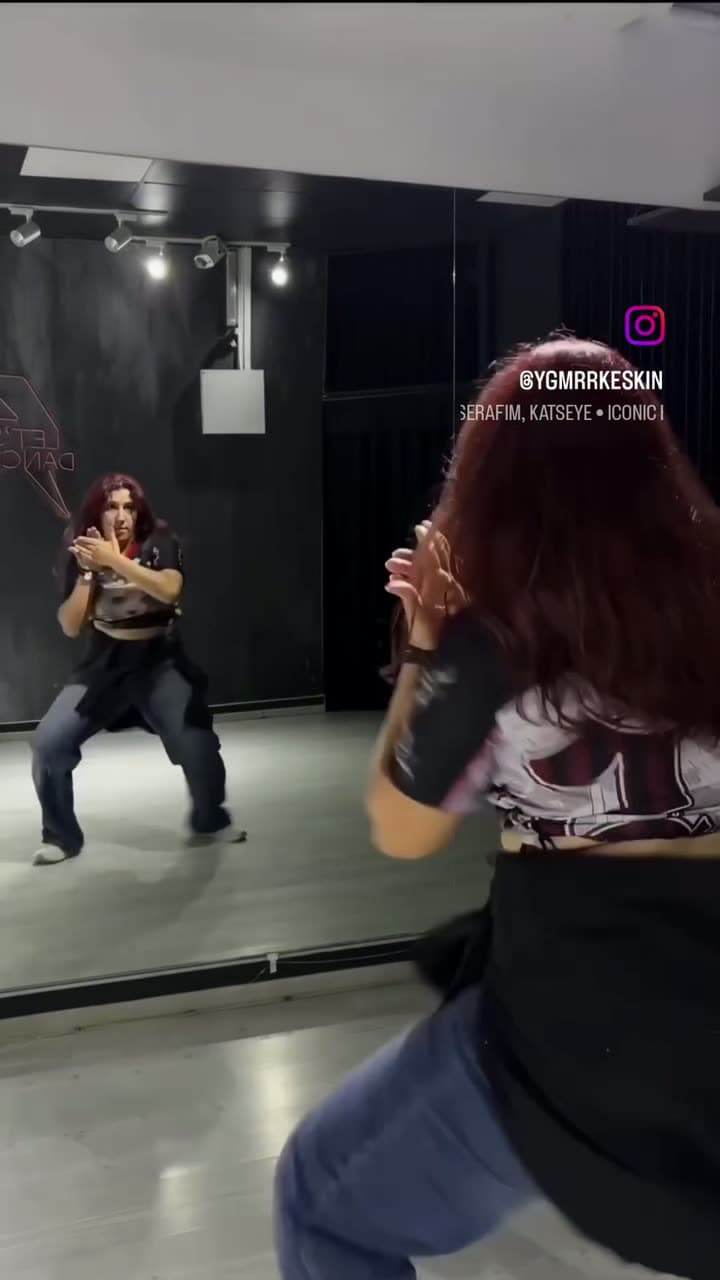 Aynalı dans stüdyosunda K-Pop koreografisi yapan antrenör