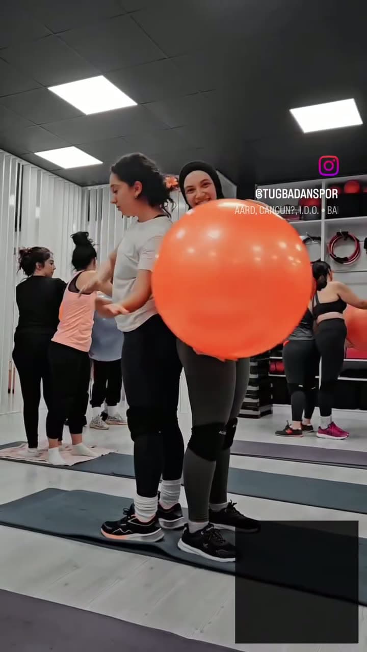 Büyük pilates toplarıyla grup pilatesi yapan kadınlar