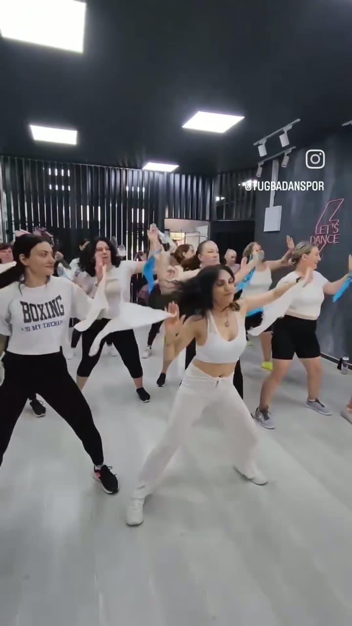 Renkli fularlarla zumba yapan kadın grubu ve antrenörü